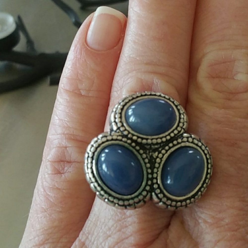 NWT CHICO'S STRETCH RING W/BLUE STONES. IN SILVER